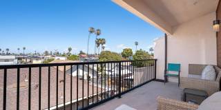 Beautiful 3 bed 2.5 baths "fully furnished" townhouse in the charming neighborhood of University Heights. Gallery 48