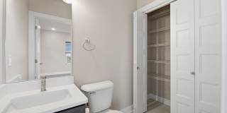 Stylish Midtown townhouse with stunning city views! Gallery 11