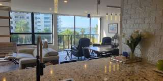 Beautifully renovated 2/2 condo downtown Sarasota with view of Bay! Gallery 8