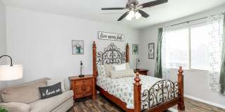 4 BEDROOM POOL & SOLAR HOME! Gallery 19