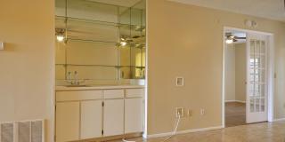 Spacious 2bd 2bth home with bonus Florida room! Gallery 9