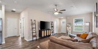 Like New in Heart of Crestview - AVAILABLE IN MAY! Gallery 7