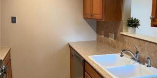 Arbor Village Condominium / Beautiful Update Unit / Refrigerator, Washer & Dryer included Gallery 9