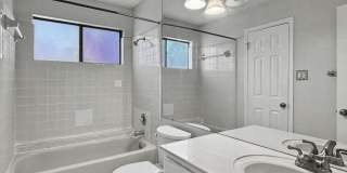 Charming 2BR Condo with Vaulted Ceilings, Fireplace & Pool Access Gallery 18