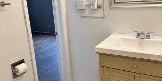 2 Bedroom 1 Bath walking distance to downtown in Amazing Neighborhood Gallery 6