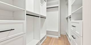 GORGEOUS Like NEW 4/3.5 CUSTOM TOWNHOME Gallery 27