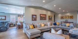 Beautiful 5 Bedroom Home- One Level and Private Pool Gallery 7