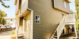 4 Bed/3 Bath Three Story Condo Near Bus Routes and Shopping Gallery 29