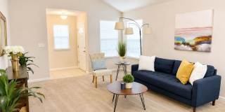 Beautiful 3 Bedroom Home with Vaulted Ceilings, Washer & Dryer Included Gallery 1
