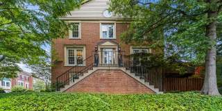 Luxury End-Unit Townhome in Kingstowne Gallery 1