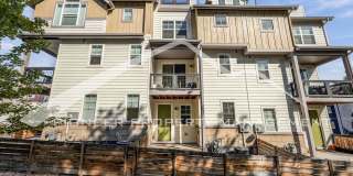 Spacious Townhouse with Central AC and Washer/Dryer Gallery 1