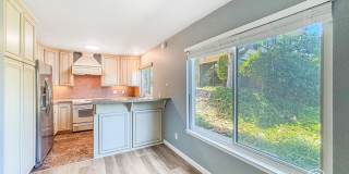 Spacious 2BD/2BA Condo in Hillcrest with Private Balcony, Community Pool & Tennis Court Gallery 4