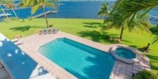 901 SE Riverside Drive Gallery 25