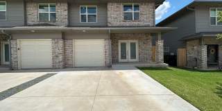 Large 3 Bed 2.5 Bath Duplex Includes Office Space (See Contact Info Below) Gallery 86