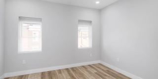 23 E SILVER Street Gallery 6