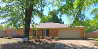 South Tyler! 3 Bedroom, 2 Bath Duplex w/Garage Gallery 1