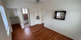 Charming 1x1 in Historic Old Town! Beautiful Original Hardwood Floors + Prime Location Gallery 5