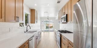 Beautiful modern 3 Bed + 3 Bath House + Pool + Garage Gallery 5