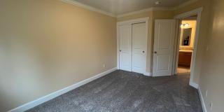 Fully refurbished duplex in excellent location - new carpet, fresh paint, etc. Gallery 12