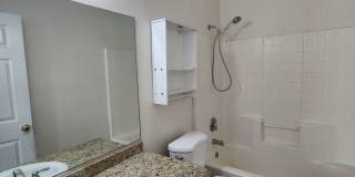 Beautiful 2 bedroom / 1 bathroom unit with all APPLIANCES included Gallery 13