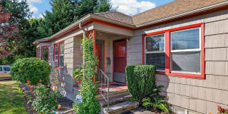 Charming 1 Bedroom Unit with Basement storage & Private Laundry Gallery 1