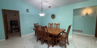 Beautiful 3 bedroom 2.5 bathroom pool home Gallery 7