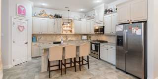 3 Bedroom Home In University Villas| Community Pool | Gated Community Gallery 4