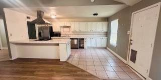 Beautiful Southside 3BR Home | Vaulted Ceilings | Fireplace | Refrigerator Included | Covered Patio Gallery 10