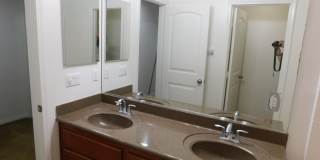 Beautiful 4 bed, 2.5 bath unit in Orange. Gallery 16