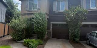 Beautiful 3 Bed/2.5 Bath Two-Story Duplex in NW Bend - Schaeffer Drive Gallery 1