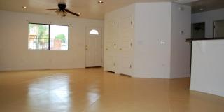 Modern 4 Bed 5 Bath Near UofA – Private Baths & Off-Street Parking Gallery 5