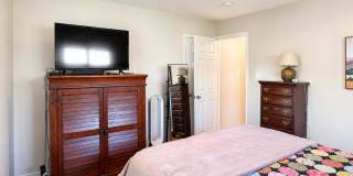 Fully Furnished, UTILITIES INCLUDED Brick Duplex Near Northfield – Just Bring Your Clothes! Gallery 9