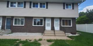 2 Bed, 1.5 Bath Townhouse – Thomas Drive Gallery 1