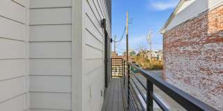 Stylish Midtown townhouse with stunning city views! Gallery 25