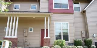 Beautiful 3 bed 2.5 bath townhome for rent! Gallery 1