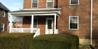 3BR End-Unit Townhome Available! Gallery 1