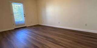 BRIGHT, CLEAN w/SECURED ENTRY! CONDO IN DOWNTOWN GRESHAM! Gallery 11