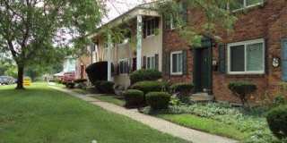 Large 2 Bedroom Townhouse with Basement Gallery 1