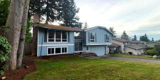 HUGE 5 Bedroom Home - Federal Way Gallery 1