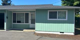 Cute 2 bedroom west Roseburg duplex with carport Gallery 1