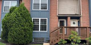 **NEW CARPETING** Abbey Lane Townhome 3 Beds 3 Baths!! Gallery 1