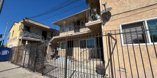 Upstairs 1 Bedroom / 1 Bathroom Apartment – Los Angeles Gallery 1