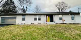 Charming 3-Bedroom Farragut Home with Screened in Porch, Deck & 2-Car Garage Gallery 1