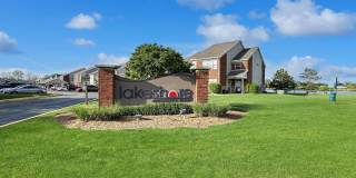 Grand Lakeside Escape: Spacious 3-Bedroom Retreat in Lakeshore Community Gallery 15