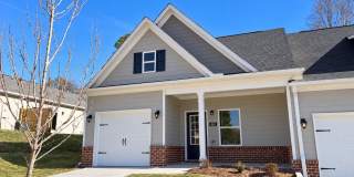 Now Leasing: Spacious 3-Bedroom Townhome in Cornelia Gallery 1