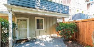Bright and Spacious Residence with Vaulted Ceilings and Garage Gallery 30