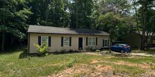 4 Bedroom, 2 bathroom home near Caterpillar Gallery 1