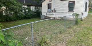2 Bedroom, 1 Bathroom Home w/ Fenced-In Backyard and Covered Front Porch in Downtown Springdale Gallery 14