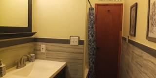 Beautiful Renovated Four bedroom Townhome Gallery 23