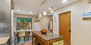 2+ Bed 2.5 Bath East Madison Townhouse Gallery 9